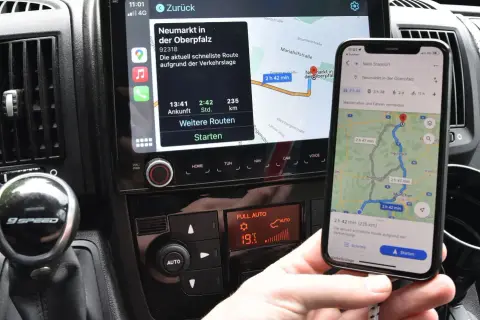 Collegare il telefono allo stereo con cavo USB per navigare. Il display mostra la mappa e la rotta.