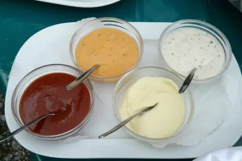 Domowy sos do burgerów: 7 przepisów, które odmienią Twoje danie