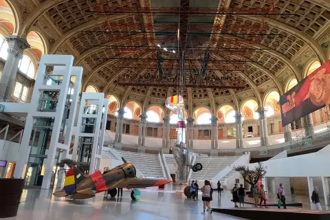 Wnętrze muzeum narodowego Katalonii z samolotem i ekspozycjami.