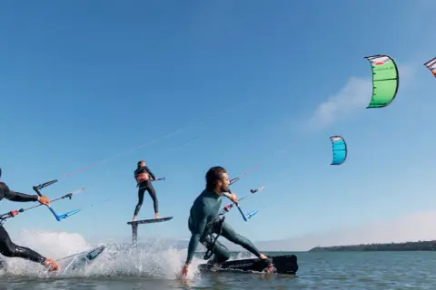 Kitesurfing: Ile kosztuje sprzęt? Nowy czy używany planuj budżet!