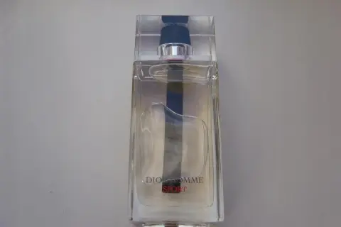 Elegancka butelka Dior Homme Sport, idealna dla aktywnego mężczyzny.
