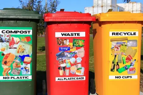 Gdzie wyrzucić opakowanie po czekoladzie? Sprawdź, jak to zrobić dobrze