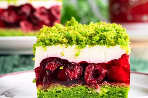 Ciasto leśny mech na dużą blachę z serkiem mascarpone, z warstwą galaretki z malinami i zielonym biszkoptem.