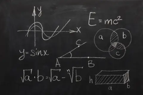 Rysunki matematyczne na tablicy: wykres funkcji sinus, wzory, diagramy Venna, bryła.