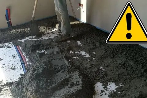 Prace nad nową posadzką w toku. Mieszanka betonowa czeka na rozprowadzenie.