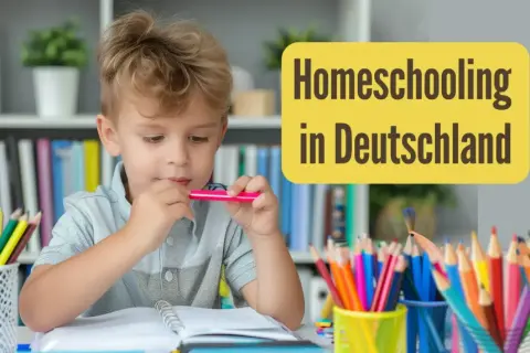 Ein Junge lernt zu Hause. Buntstifte und Bücher liegen bereit. Homeschooling in Deutschland ist eine Option für viele Familien.