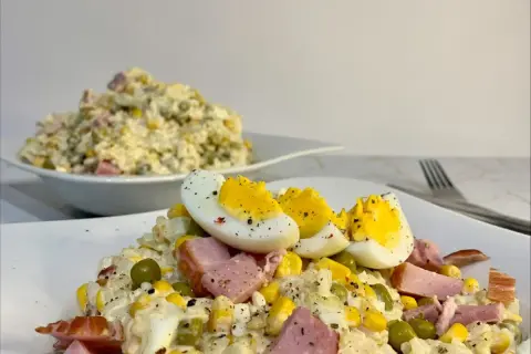 Szybka sałatka z ryżem i jajkiem, z dodatkiem kukurydzy, groszku i szynki, idealna na szybki lunch.