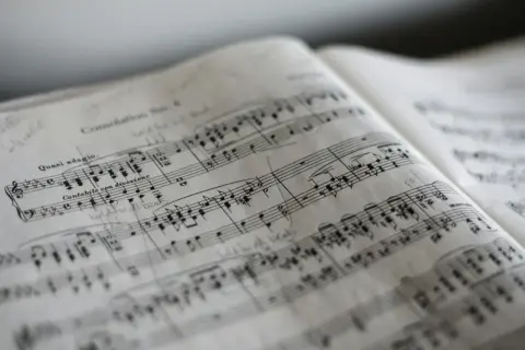 Nuty do "Bohemian Rhapsody" Queen, z odręcznymi notatkami pianistycznymi.