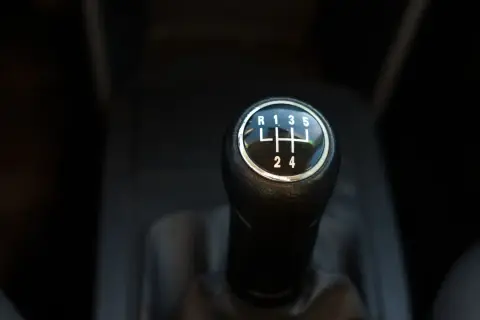 Le levier de vitesse est au point mort, prêt à démarrer.