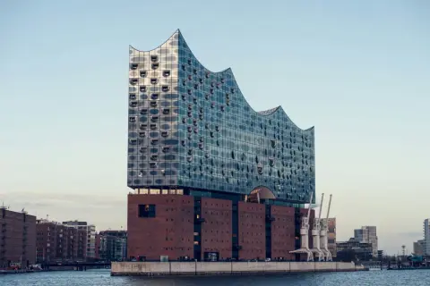 Elbphilharmonie in Hamburg, ein architektonisches Meisterwerk, das anlässlich des Kirchentag 2029 Besucher empfängt.