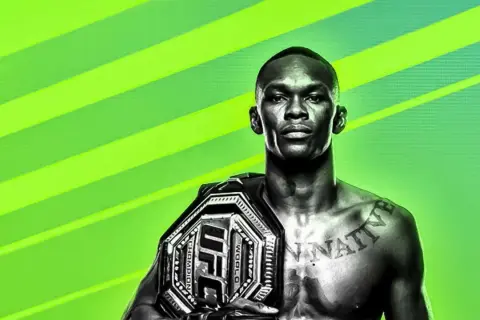 Czarno-biały wojownik UFC z pasem mistrzowskim na tle zielonych pasów.