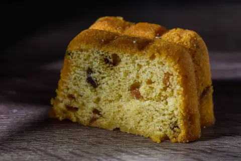 Rebanada de pan dulce con pasas, perfecta para acompañar tu café. ¡Una receta fácil y deliciosa!