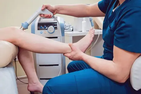 Rehabilitacja kolana: Cennik, NFZ, ukryte koszty i jak oszczędzić?