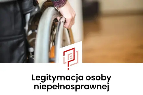 Dłoń chwyta koło wózka inwalidzkiego. Pod spodem napis: "Legitymacja osoby niepełnosprawnej".