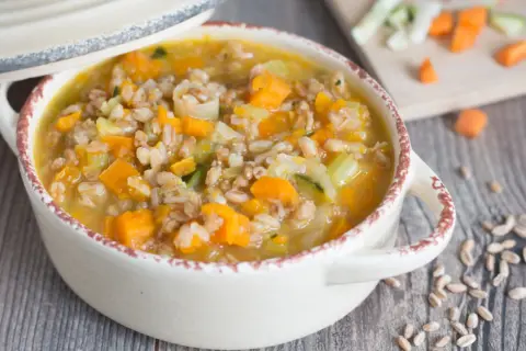 Minestra di Farro e Verdure: Ricetta Facile, Gustosa e Salutare