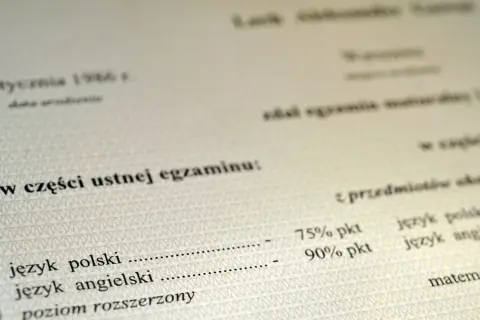 W jakim wieku pisze się maturę? Odkryj ważne różnice w szkołach