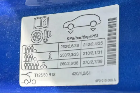 Étiquette de pression pneu polo indiquant les valeurs recommandées pour différentes charges.