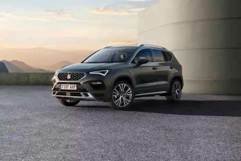 SUV Seat Ateca, con le sue dimensioni perfette per ogni avventura, parcheggiato all'esterno con un paesaggio montano sullo sfondo.