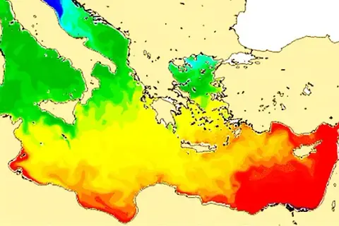 Temperatura wody i warunki pogodowe w Morzu Egejskim w różnych miesiącach