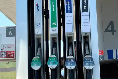 Dylemat kierowcy: czy verva 98 to benzyna czy diesel? Na dystrybutorach widać oznaczenia 98, 95, a także informację o awarii dystrybutora VERVA DIESEL.