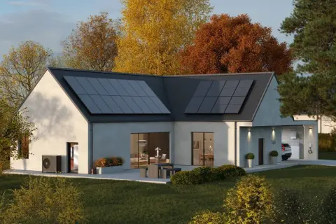 Casa moderna con pannelli solari sul tetto e pompa di calore esterna, simbolo di indipendenza energetica.