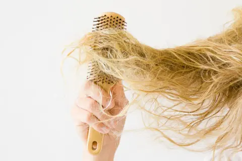 Zastanawiasz się, co zrobic, żeby włosy się nie puszyły? Zobacz, jak szczotka radzi sobie z plączącymi się, blond pasmami.