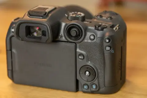 Tył aparatu Canon R7 z uchylnym ekranem. Sprawdź atrakcyjną canon r7 cena i możliwości tego sprzętu.