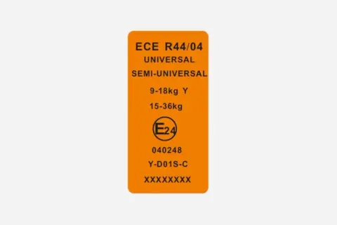 Orange Aufkleber mit ECE R44/04 Zulassung für Kindersitze, Universal/Semi-Universal, Gewichtsklassen 9-18kg und 15-36kg.
