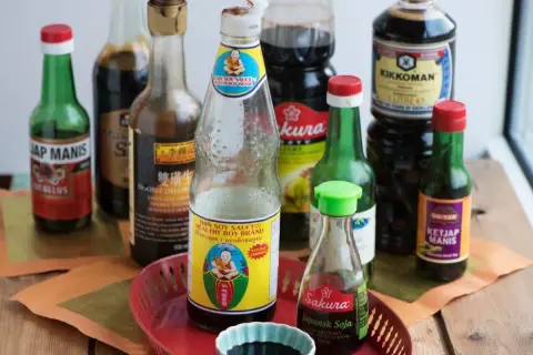 Flera flaskor sojasås, inklusive Kikkoman och Sakura Japansk Soja. Sojasås görs av fermenterade sojabönor, vete, salt och vatten.
