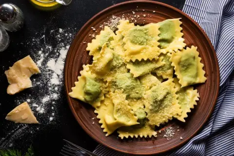 Co to jest tortellini? Poznaj sekrety włoskich pierożków i ich smak
