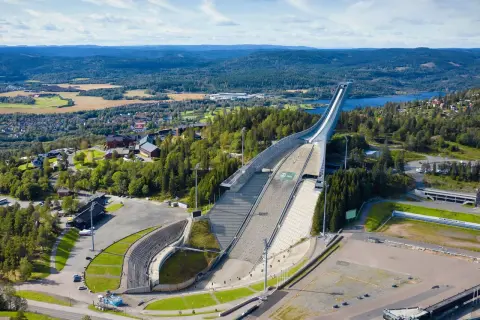 Holmenkollen Skischanze, ein Wahrzeichen von Oslo, ragt majestätisch empor. Ein Muss für jeden Besucher, der die Oslo Highlights erleben möchte.