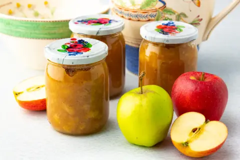 Słoiki z domowym musem jabłkowym, idealne na zimę. Oto prosty mus jabłkowy przepis.