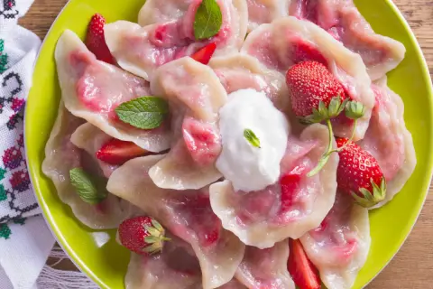Pyszne pierogi z truskawkami, idealne na letni deser. Ten przepis na pierogi z truskawkami zachwyci każdego!