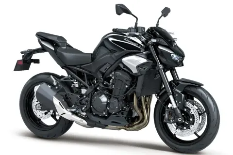 Czarny Kawasaki Z900, gotowy do podboju dróg. Agresywny design i moc, która wzywa do przygody.
