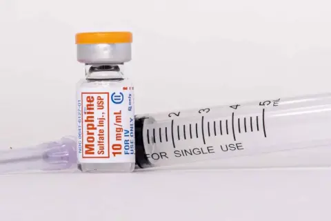 Czy morfina przyspiesza śmierć? Prawda o leczeniu bólu w hospicjum
