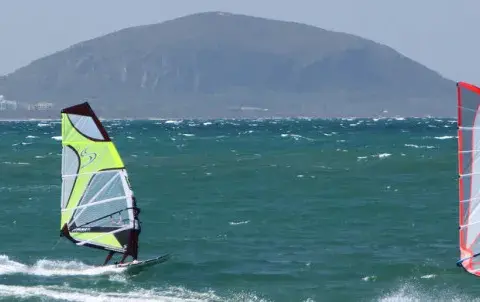 Windsurfing w Wielkiej Brytanii: Przewodnik po spotach i poradnik dla Polaków