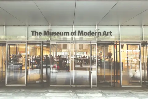 Wejście do MoMA. Ludzie wchodzą do Muzeum Sztuki Nowoczesnej.