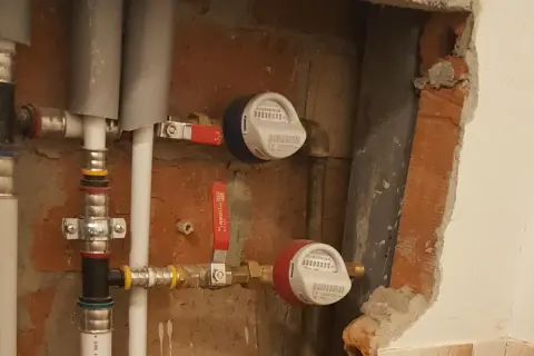Instalacja wodna z dwoma wodomierzami i zaworami. To jest właśnie armatura, która pozwala kontrolować przepływ wody.