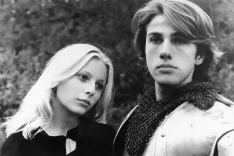 Junge Frau mit blonden Haaren neben einem Mann in Rüstung, Szene aus frühen Filme von Christoph Waltz.