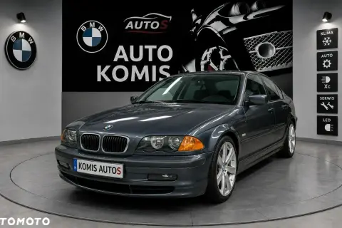 Szary sedan BMW 3 (E46) z 2002 roku, prezentowany w komisie samochodowym.