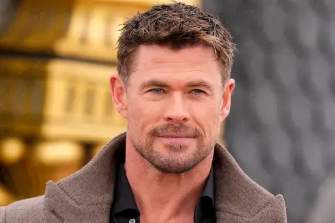 Chris Hemsworth w deszczu. Czy to on, kto z celebrytów przeszedł casting do Marvela, ale ostatecznie nie zagrał?