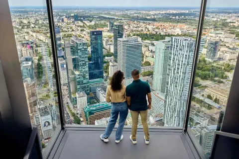 Para zwiedza taras widokowy Varso Tower, podziwiając panoramę Warszawy.