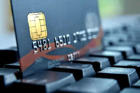 Zbliżenie na kartę płatniczą z numerem 5481 6510. Czy to karta z 1910 roku? To pytanie, które nasuwa się na myśl, patrząc na ten bankowy gadżet.