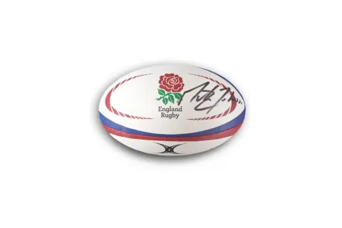 Piłka do rugby z różą angielską i podpisem, symbol reprezentacji Anglii w ligach angielskich.