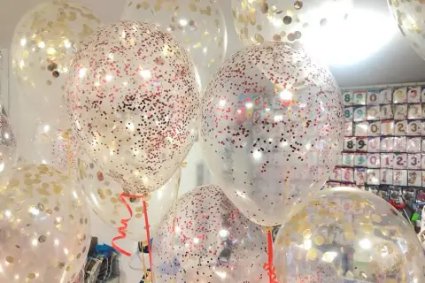 Jak naelektryzować balon z konfetti, aby efekt był zaskakujący?