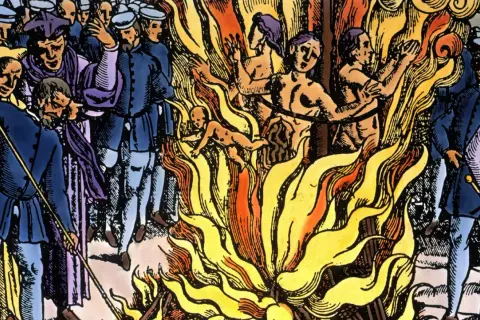 Eine grausame Szene: Menschen, darunter ein Kind, werden auf einem Scheiterhaufen verbrannt. Die Frage "Hexenverbrennung wann" wirft ein Schlaglicht auf diese dunkle Epoche.