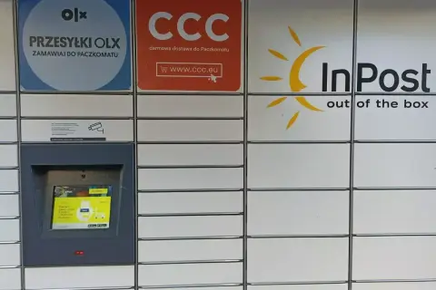 Paczkomat InPost z ekranem dotykowym. Obok logo OLX i CCC. Dowiedz się, jak wydrukować etykietę InPost.