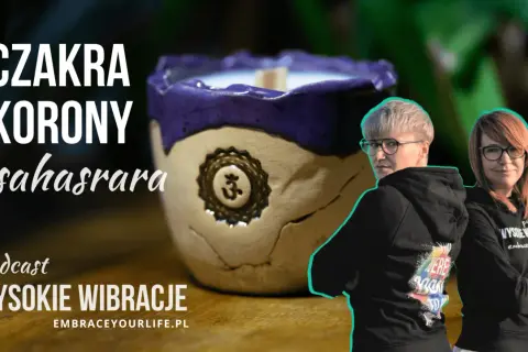 Ceramiczna świeca z symbolem Om i dwie kobiety w bluzach z kapturem.