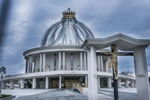 Sanktuarium ojca Rydzyka: historia, znaczenie i kontrowersje w Toruniu