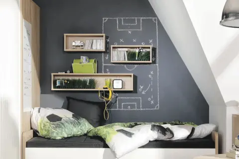 Fußball-Taktik an der Wand, ein Bett mit Fußball-Motiv und grüne Akzente – dieses Jugendzimmer in frischen Farben inspiriert.